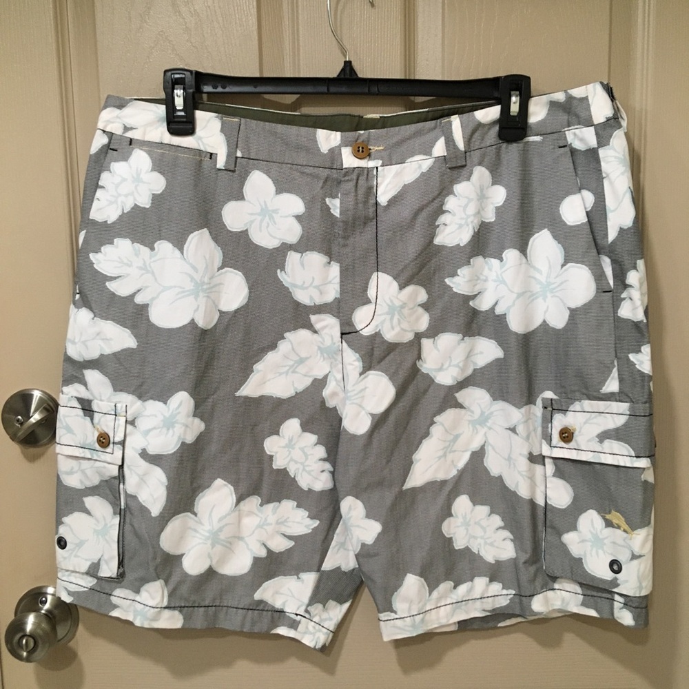 Tommy Bahama Grey and White Floral Patterned Preppy Shorts SZ 40.